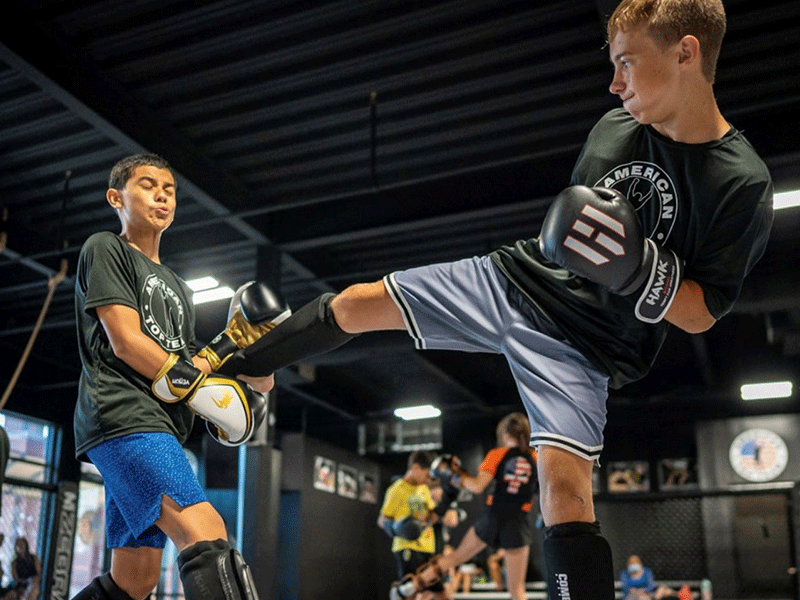Jongeren tijdens bokstraining