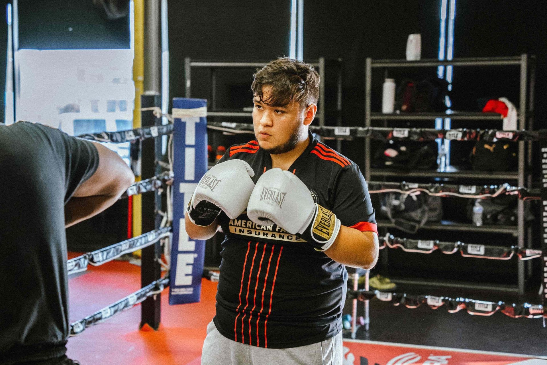 Jongere met bokshandschoenen